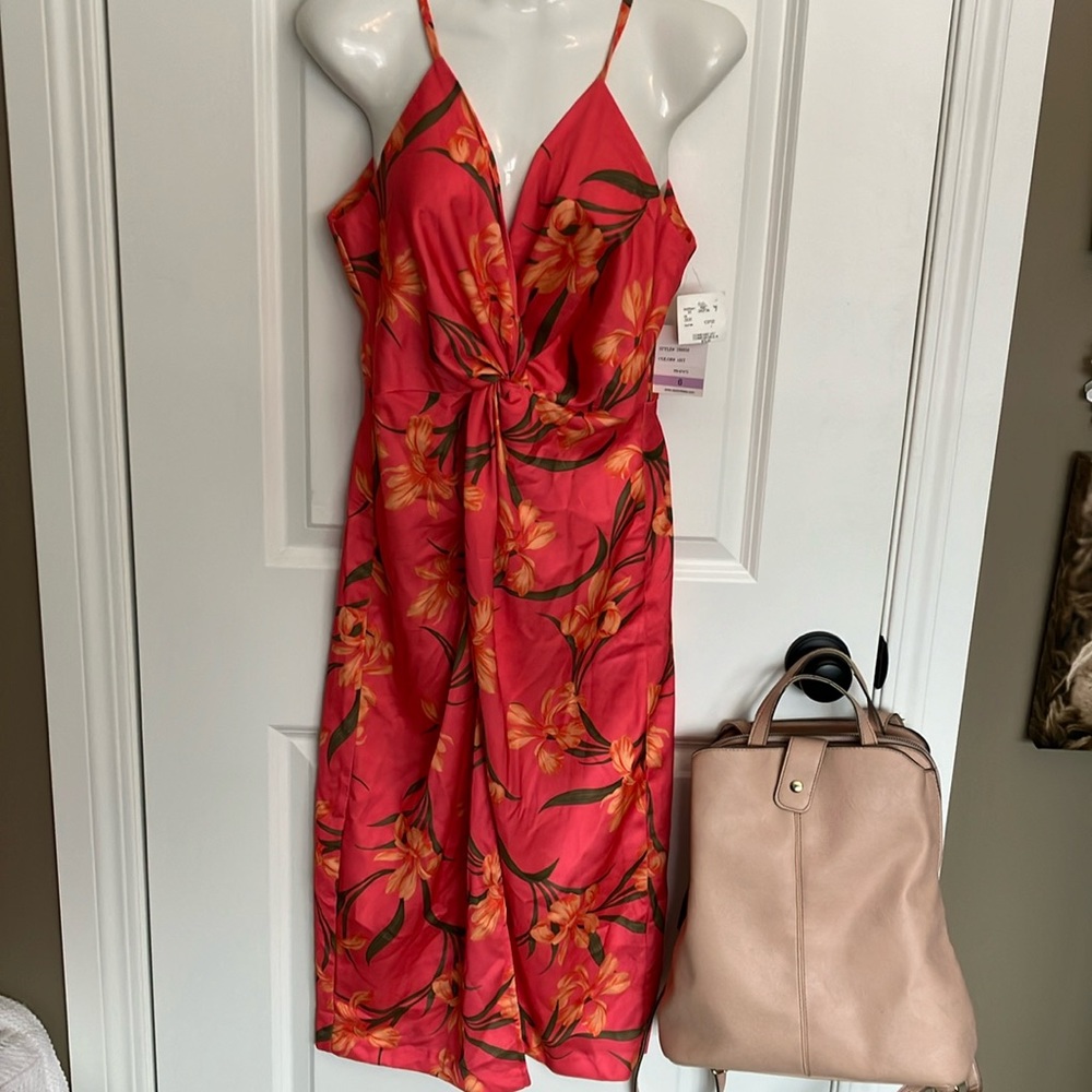 Fun Taylor size 6 sexy dress in silky shades of orange and green print.